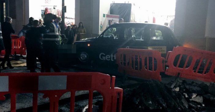 A járdára hajtott és 4 gyalogosnak ütközött egy taxi London belvárosában 2