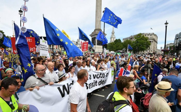 100,000-en vonultak az utcákra Londonban a Brexit miatt - ilyen volt a tüntetés képekben 7