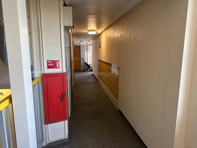 Egy teljes lakótömböt a benne lakó több száz emberrel azonnal ki kellett üríteni Angliában, mert kiderült, hogy összeomolhat