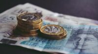 £15-ra akarják emeltetni a minimálbért Nagy-Britanniában a megélhetési költségek növekedése miatt 2