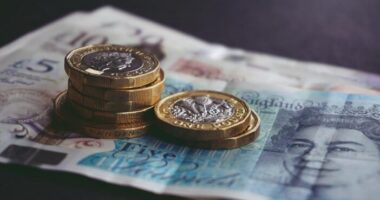 £15-ra akarják emeltetni a minimálbért Nagy-Britanniában a megélhetési költségek növekedése miatt