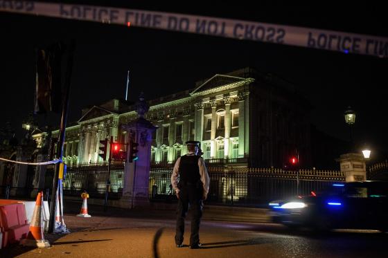 Késsel támadtak két rendőrre a Buckingham Palotánál, London szívében 3