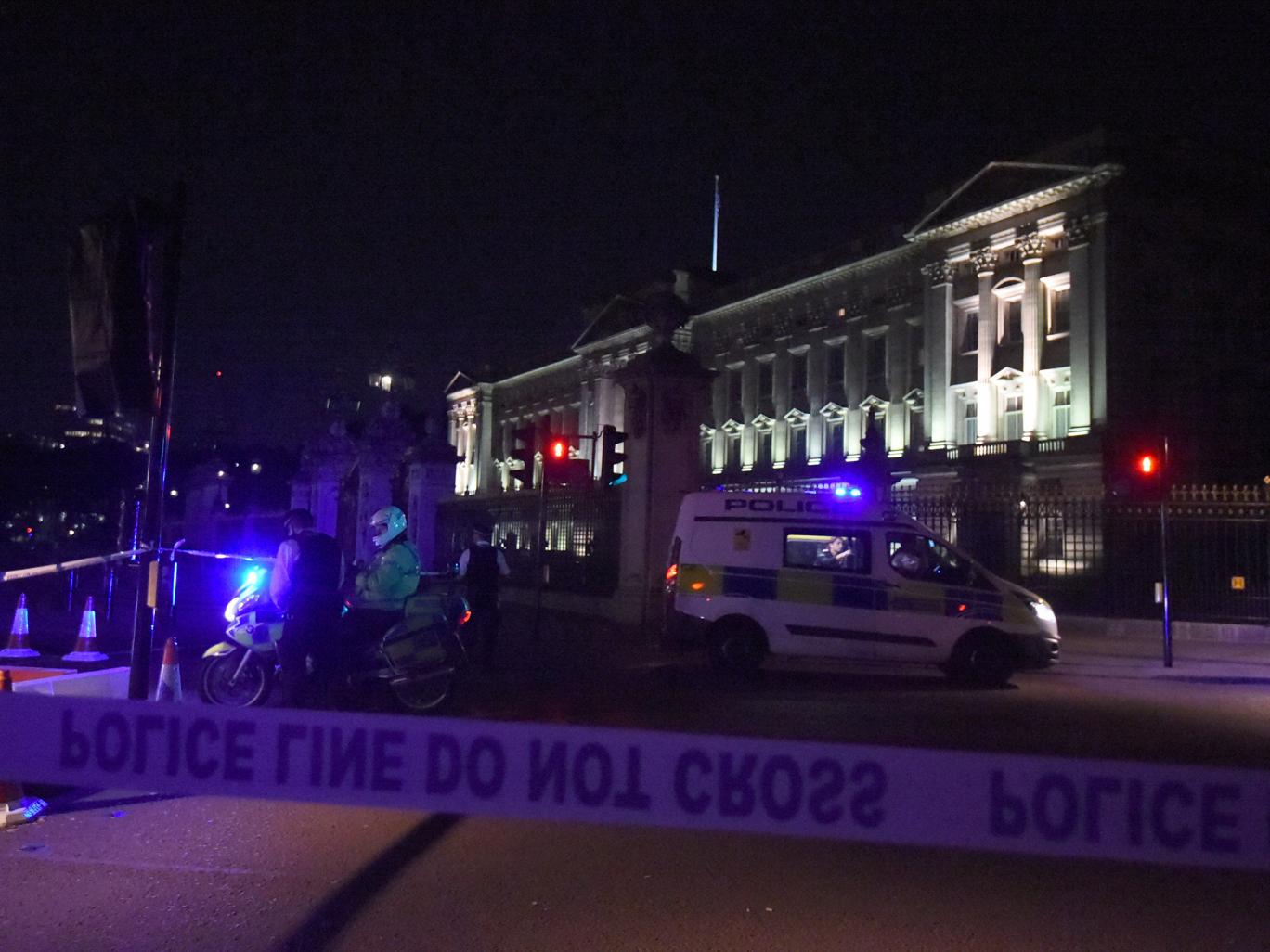 Késsel támadtak két rendőrre a Buckingham Palotánál, London szívében 2