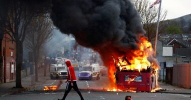 Durvul a helyzet a Brexit miatt: Már autókat és buszokat is gyújtogatnak Észak-Írországban