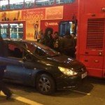 Busszal ütközött, majd a sofőrt lábon szúrták Észak-Londonban