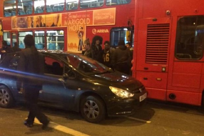 Busszal ütközött, majd a sofőrt lábon szúrták Észak-Londonban