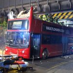 5 ember kórházban, miután vasúti híd tépte le a londoni busz teljes tetejét
