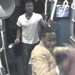 Két fickó üres üvegekkel támadt a gyanútlan utasokra egy buszon Londonban