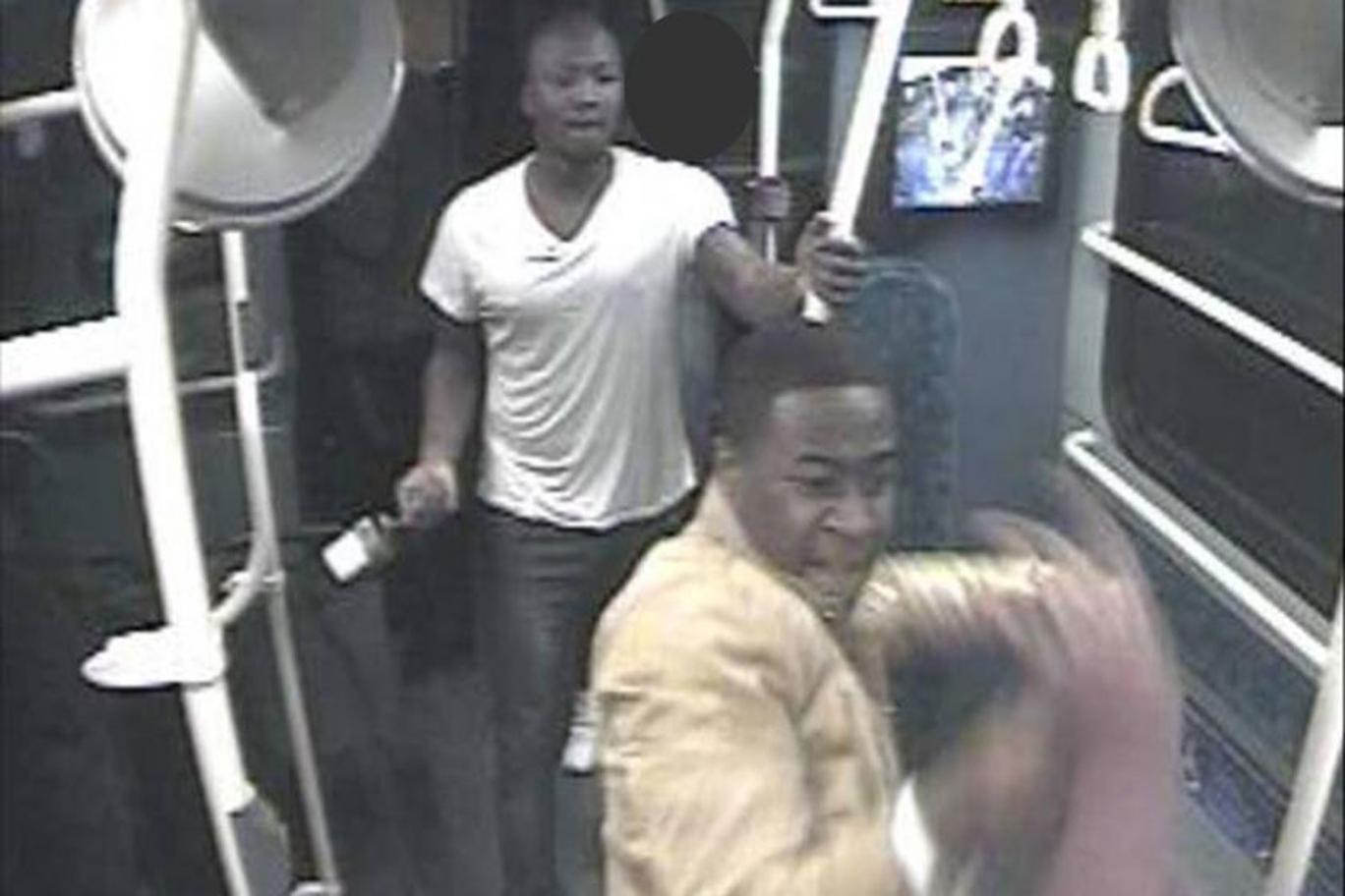 Két fickó üres üvegekkel támadt a gyanútlan utasokra egy buszon Londonban 1