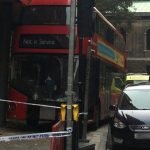 Épületnek csapódott egy emeletes busz London belvárosában