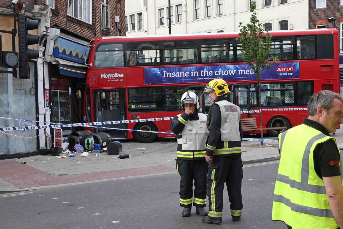 Egyenesen egy boltnak hajtott egy busz Londonban: 17 sérült 2