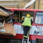 Fékezés nélkül egy boltnak csapódott egy emeletes busz Londonban