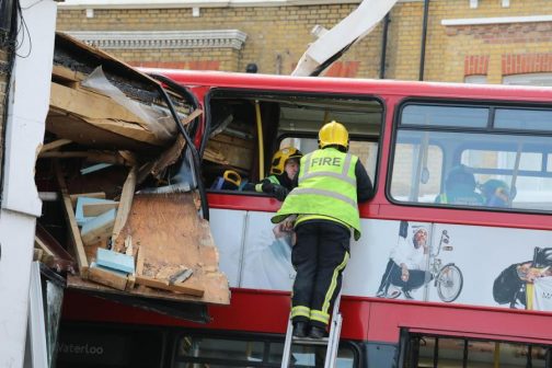Fékezés nélkül egy boltnak csapódott egy emeletes busz Londonban 2