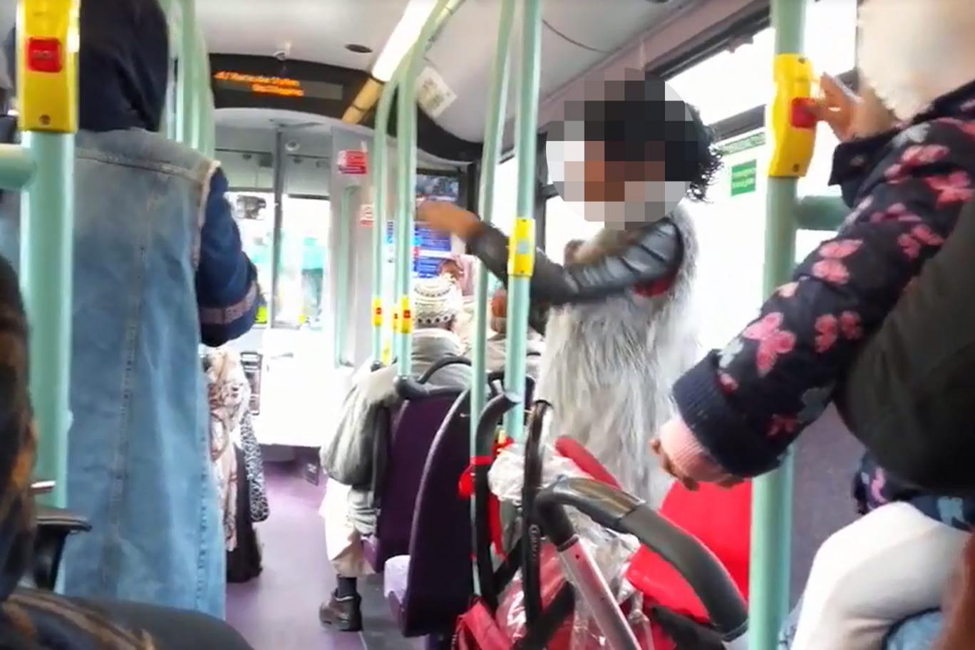 „ISIS-es K**vák”: Rasszista nő balhézott a Londoni buszon 2