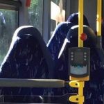 A bevándorló ellenes csoport Muszlim nőknek nézte az üres busz ülőhelyeket