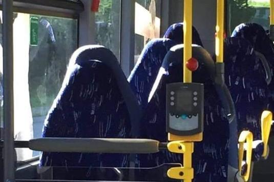 A bevándorló ellenes csoport Muszlim nőknek nézte az üres busz ülőhelyeket 2