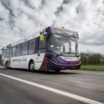 Történelmi pillanat: Az első vezető nélküli, önműködő busz megkezdte a közlekedést Nagy-Britannia útjain