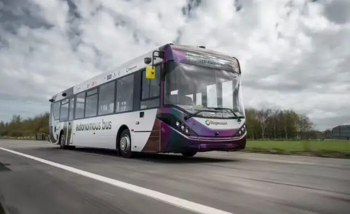 Történelmi pillanat: Az első vezető nélküli, önműködő busz megkezdte a közlekedést Nagy-Britannia útjain 1