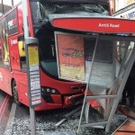 Teljesen letarolt egy megállót egy londoni buszjárat