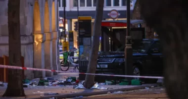 Zsúfolt buszmegállóban várakozó emberek közé hajtott egy autó Londonban – 8-an kórházban