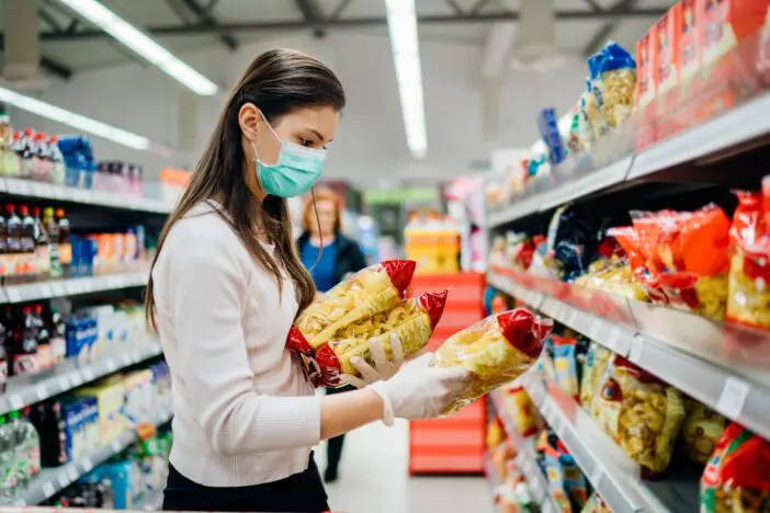 Online korlátozások Angliában a Tescoban és az Asdában, a vásárlók kényeztetése az Aldiban