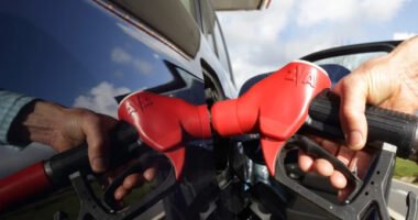 Miért emelkedik újra a benzin ára Nagy-Britanniában és mit tudsz tenni, hogy csökkentsd a kiadásaidat?