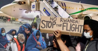 Hivatalos: a brit kormány jogszerűen deportálhatja a migránsokat Nagy-Britanniából