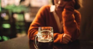 Sokkoló trend az Egyesült Királyságban: a dolgozók közel kétharmada iszik egyre több alkoholt a munkahelyi stressz miatt