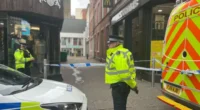 Az egyik Primark kellős közepén a vásárlók szeme láttára szúrtak mellkason egy alig 17 éves fiút Angliában