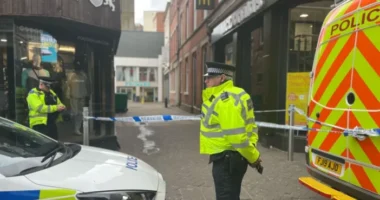 Az egyik Primark kellős közepén a vásárlók szeme láttára szúrtak mellkason egy alig 17 éves fiút Angliában