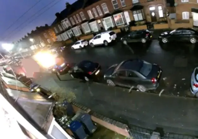 Felgyújtottak egy idős férfit, miközben hazafelé sétált Angliában, Birmingham városában 5