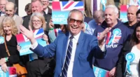 Politikai "földrengés" Nagy-Britanniában: Farage és a Reform UK tarolt a választásokon - mi jöhet most