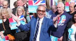 Politikai "földrengés" Nagy-Britanniában: Farage és a Reform UK tarolt a választásokon - mi jöhet most