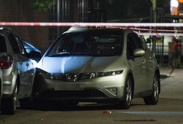 Egy kocsi gyalogosok közé hajtott, egy fiatalt pedig "gépfegyverrel" lőttek meg Angliában 5