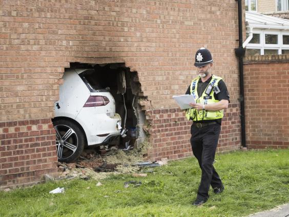 A falon át hajtott egy családi ház nappalijába egy kocsi Észak-Angliában 4