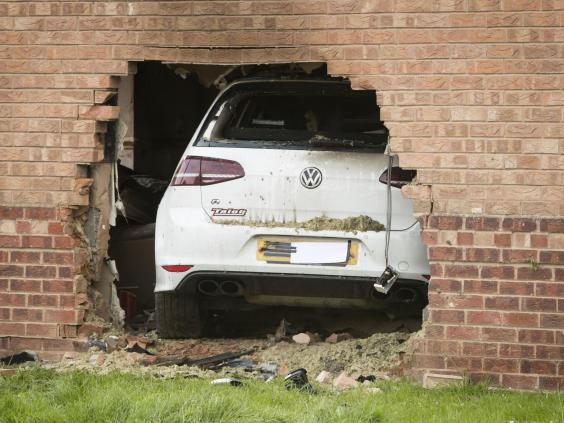 A falon át hajtott egy családi ház nappalijába egy kocsi Észak-Angliában 5