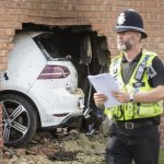 A falon át hajtott egy családi ház nappalijába egy kocsi Észak-Angliában