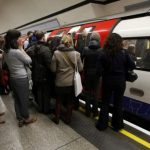 Maga alá rántott egy nőt a metró Londonban, amikor a kabátja beakadt az ajtóba