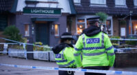 Szenteste, egy vendégekkel teli pubban tüzet nyitott és egy nőt agyonlőtt több másik személyt pedig meglőtt egy fickó Angliában 2