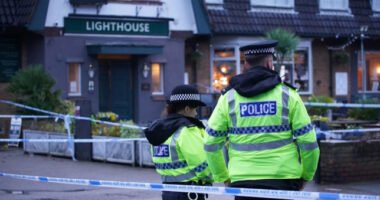 Szenteste, egy vendégekkel teli pubban tüzet nyitott és egy nőt agyonlőtt több másik személyt pedig meglőtt egy fickó Angliában