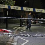 Emberek szeme láttára szúrtak nyakon egy nőt, aki barátjával sétált Londonban