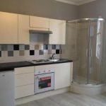 Ilyet is csak Londonban látsz: kiadó egy lakás, ahol a zuhanyzó a konyhában van