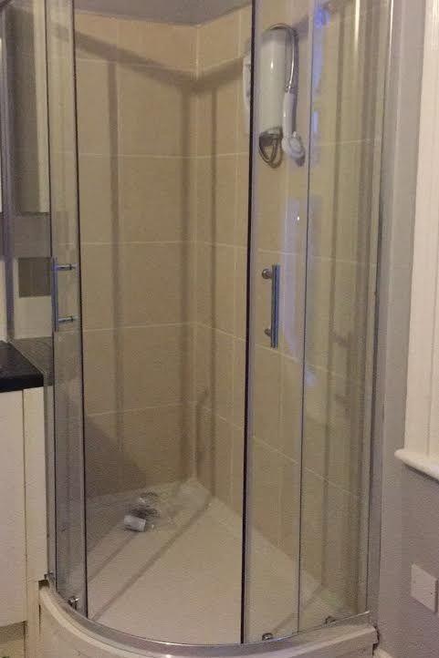 Ilyet is csak Londonban látsz: kiadó egy lakás, ahol a zuhanyzó a konyhában van 4