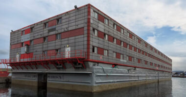 Százával akarják Angliában a menekülteket akkora helyekre elszállásolni egymás hegyén hátán, mint egy parkolóhely