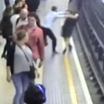 Mindenki szeme láttára löktek a sínek közé egy férfit a londoni metrómegállóban