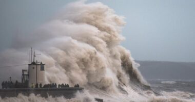 Ciaran vihar: Harmadik szintű „vörös” riasztás lépett érvénybe Nagy-Britannia egyes részein