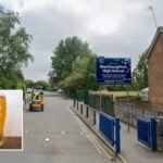 Botrány Boltonban, miután egy tanár munkaidőben az osztályteremben úgy bepiált, hogy az ajtónak is nekiment