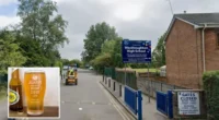 Botrány Boltonban, miután egy tanár munkaidőben az osztályteremben úgy bepiált, hogy az ajtónak is nekiment