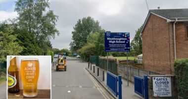 Botrány Boltonban, miután egy tanár munkaidőben az osztályteremben úgy bepiált, hogy az ajtónak is nekiment