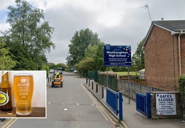 Botrány Boltonban, miután egy tanár munkaidőben az osztályteremben úgy bepiált, hogy az ajtónak is nekiment